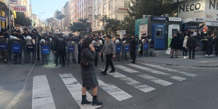 Ankara Kadın Platformu'nun 8 Mart yürüyüşüne polis engeli