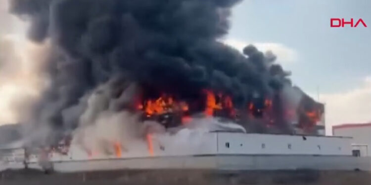 Ankara’da yatak fabrikasında yangın paniği