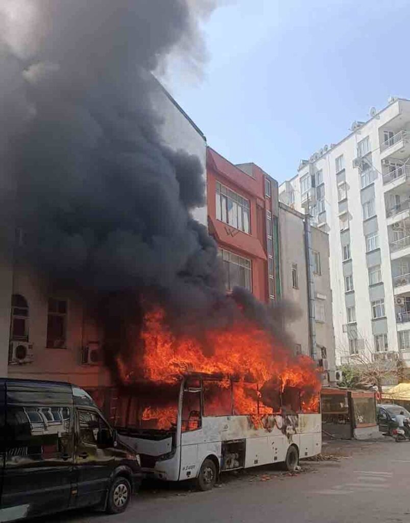 Antalya'da park halindeki otobüs için 'yakıldı' iddiası