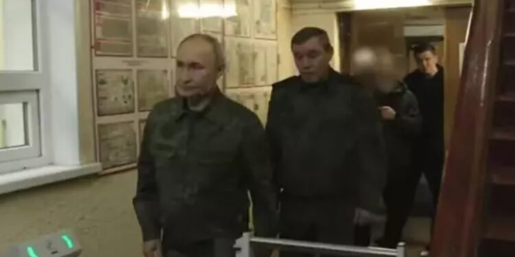 Askeri üniforma giyen Putin’den Kursk’a kritik ziyaret