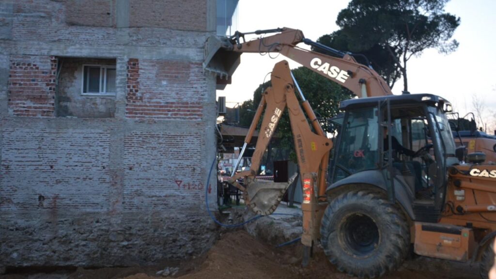 Aydın'da Tedirgin Bekleyiş: 4 Katlı Binayı İş Makinesin Kepçesi Tuttu