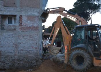 Aydın'da Tedirgin Bekleyiş: 4 Katlı Binayı İş Makinesin Kepçesi Tuttu