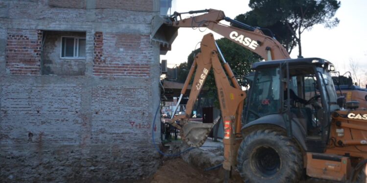 Aydın'da Tedirgin Bekleyiş: 4 Katlı Binayı İş Makinesin Kepçesi Tuttu