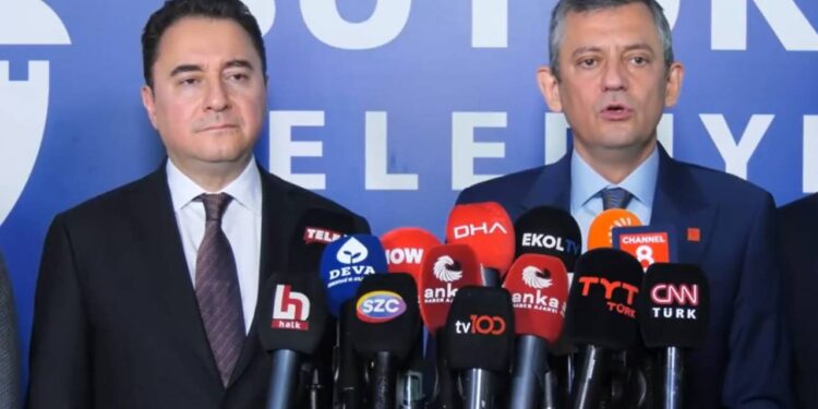 Babacan'dan Özel'e Dayanışma Ziyareti