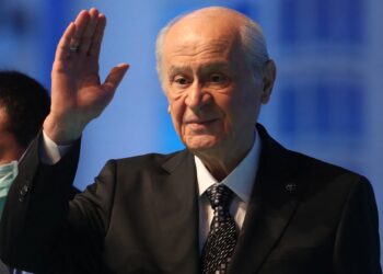 Bahçeli, telefonla görüşüyor; köşe yazısı yazıyor ama fotoğraf vermiyor!
