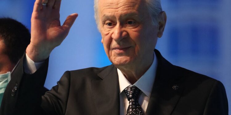 Bahçeli, telefonla görüşüyor; köşe yazısı yazıyor ama fotoğraf vermiyor!