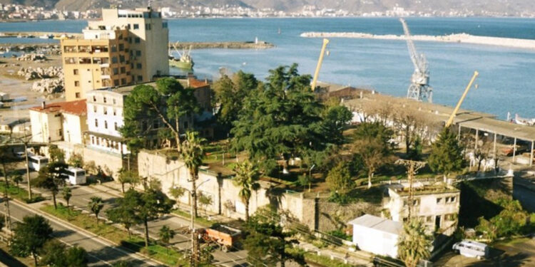 Belediye AKP’den CHP’ye geçince yandaş vakıf, deniz kenarındaki parka çöktü