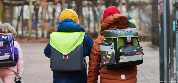 Berlin’de bir okulda zorunlu itfar tepkiye neden oldu