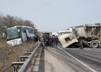 Bilecik'te Tır Yolcu Otobüsüne Çarptı: Çok Sayıda Yaralı