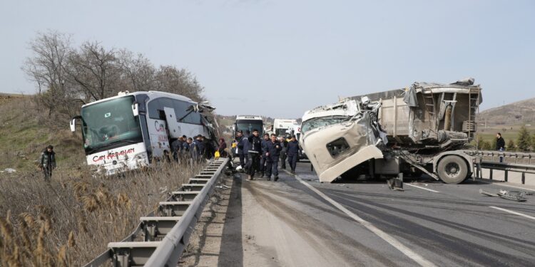 Bilecik'te Tır Yolcu Otobüsüne Çarptı: Çok Sayıda Yaralı