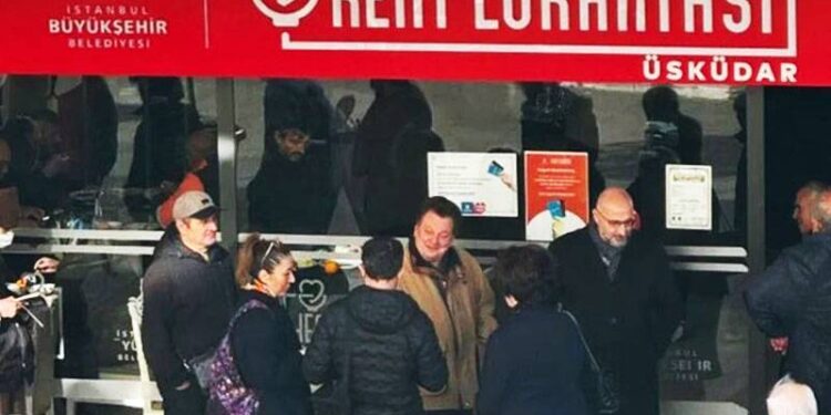 Bilmem iktidarımız farkında mı ama giderek komedi unsuruna dönüşmeye başladılar