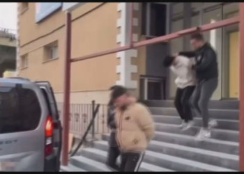 Binanın kapıcı dairesi uyuşturucu yetiştiren 2 şüpheli yakalandı