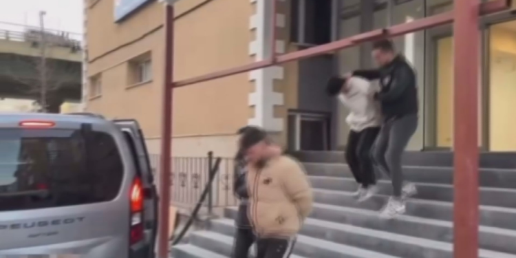 Binanın kapıcı dairesi uyuşturucu yetiştiren 2 şüpheli yakalandı