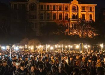 Boğaziçi avlusunda bir iftar vakti başlayan nehir roman