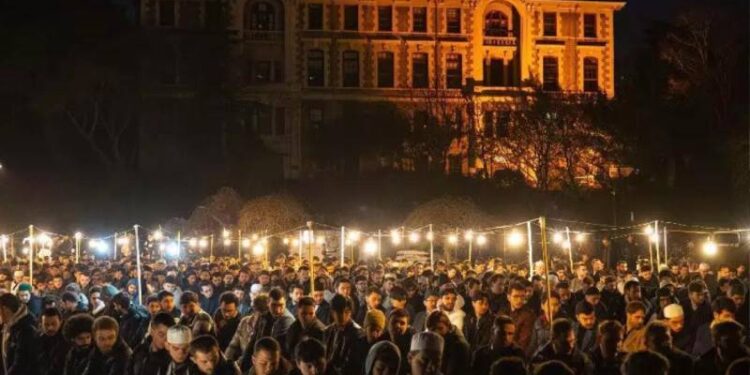 Boğaziçi avlusunda bir iftar vakti başlayan nehir roman