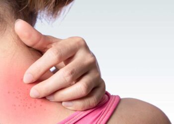 Boynu Kızardı Diye Doktora Gitti, Derisinin Altından Solucan Çıktı!