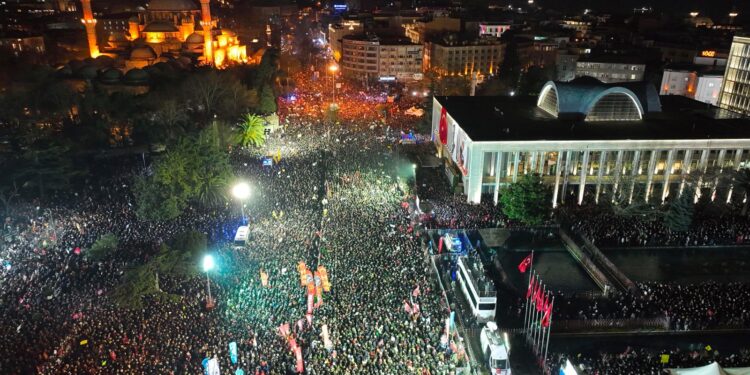CHP, "Eylemde Şehzadebaşı Cami zarar gördü" iddialarına yanıt verdi