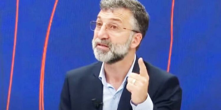 CHP'li Üsküdar Belediyesi’nde çalışan Yeni Akit yazarı Kenan Alpay, görevinden uzaklaştırıldı