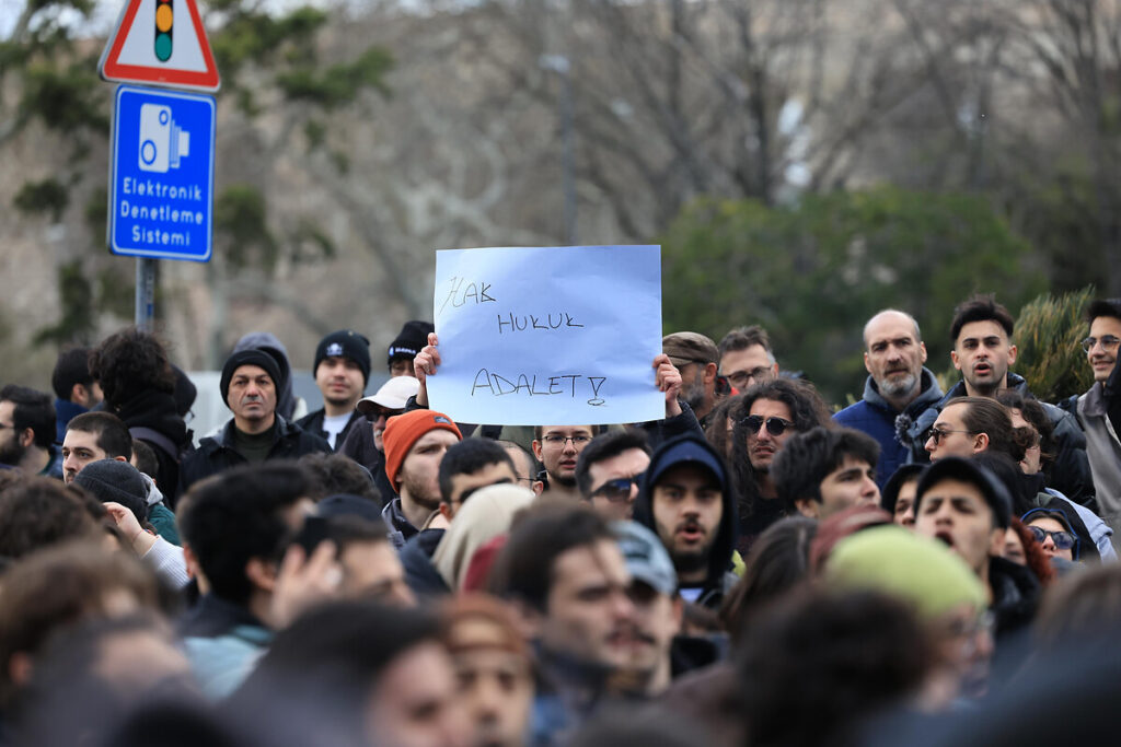 Çağrı büyük ilgi gördü, binlerce kişi Saraçhane'de!