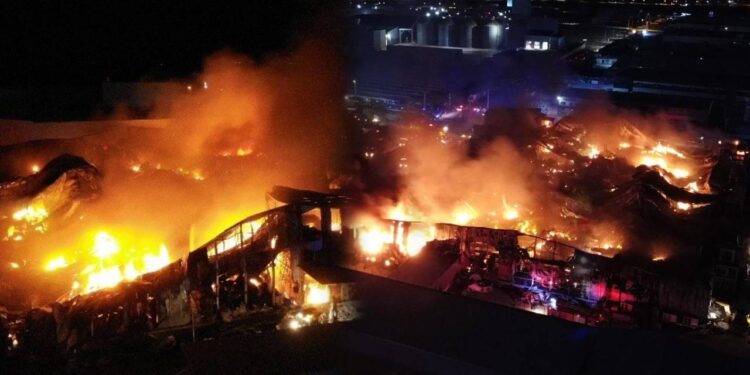 Çorum'da Gıda Fabrikasında Korkutan Yangın: 7 Kişi Dumandan Etkilendi