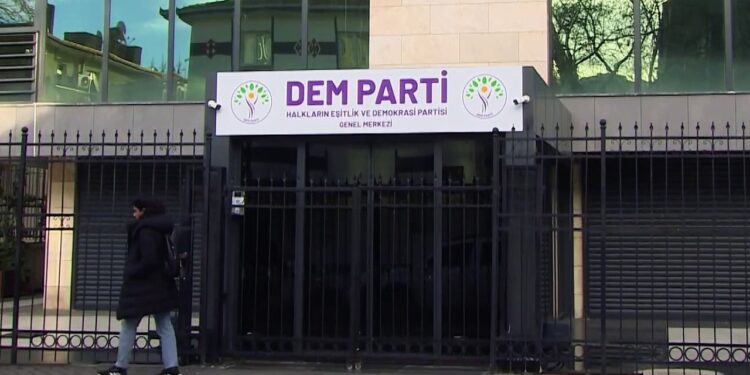 DEM Parti'den Yeni Şafak Yazarı İsmail Kılıçarslan Hakkında Suç Duyurusu