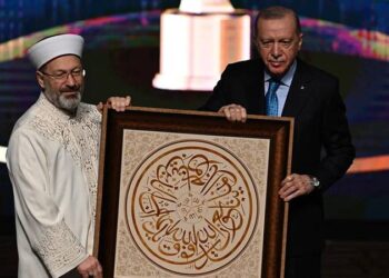 Diyanet İşleri Başkanı Ali Erbaş’ın Erdoğan’a hediye ettiği tablo gündem oldu