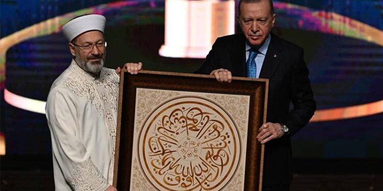 Diyanet İşleri Başkanı Ali Erbaş’ın Erdoğan’a hediye ettiği tablo gündem oldu