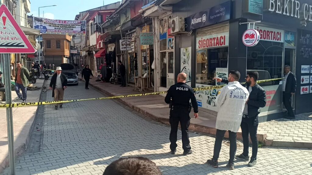 El Şakasına Sinirlendi, Önüne Gelene Pompalı Tüfekle Kurşun Yağdırdı