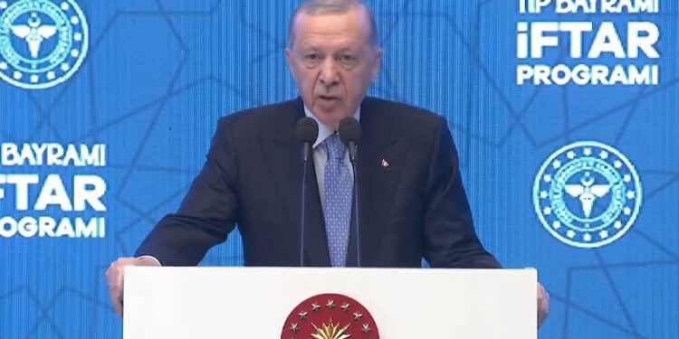 Erdoğan, sağlık çalışanlarıyla iftarda buluştu: ”37 bin sağlık personeli istihdam edeceğiz”