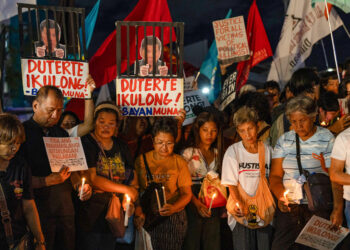 Eski Filipinler Devlet Başkanı Duterte’yi Lahey’e taşıyan uçak havalandı; insanlığa karşı suçlardan yargılanacak
