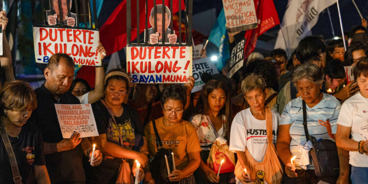 Eski Filipinler Devlet Başkanı Duterte’yi Lahey’e taşıyan uçak havalandı; insanlığa karşı suçlardan yargılanacak