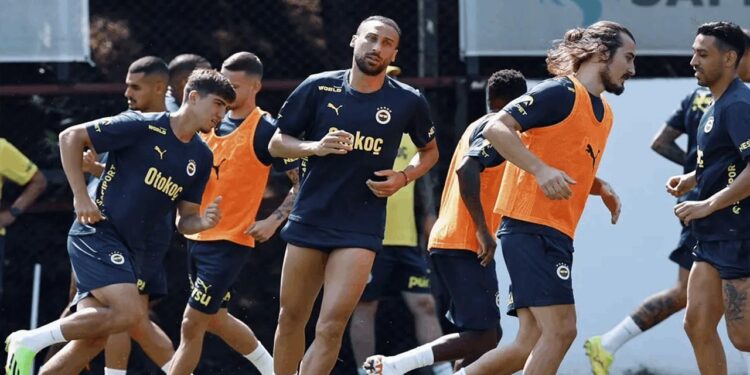 Fenerbahçe'de Ayrılık Resmileşti: Yıldız İsim Japonya'nın Yolunu Tuttu