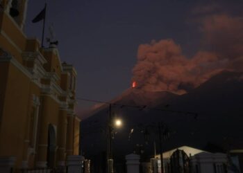 Fuego Yanardağı Patladı! Gökyüzünü Dumanlar Sardı