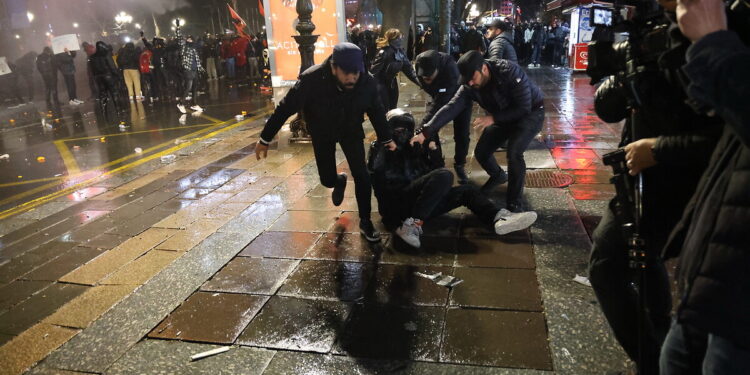 Gençleri serbest bırakan hâkim "cezalandırıldı"