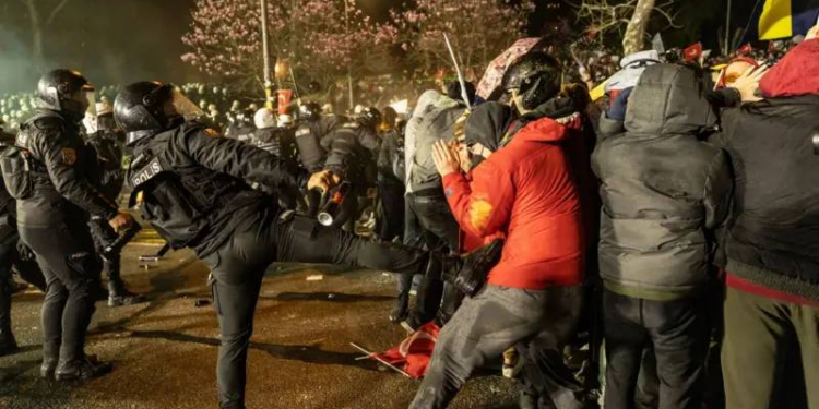 Gözaltındaki gençlerin içlerinde darp izi olmayan hiç kimse yok; çoğunun gözü, kulağı patlamış, vücutları yara bere içinde