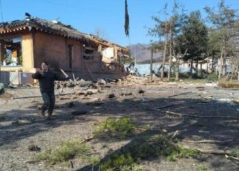 Güney Kore'de Bir Köye Bombalar İsabet Etti! Yaralılar Var