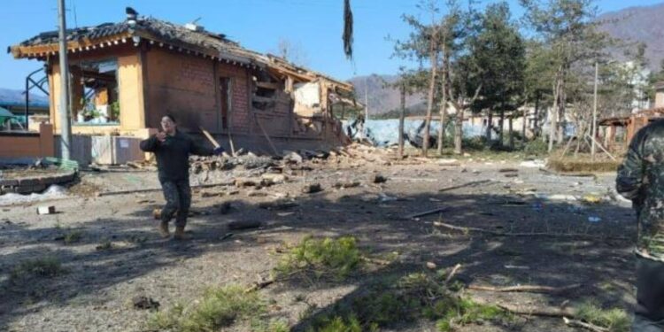 Güney Kore'de Bir Köye Bombalar İsabet Etti! Yaralılar Var