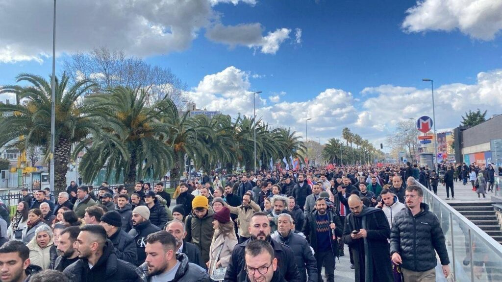 Halk ayaklandı, binlerce kişi yürüyüşe geçti!