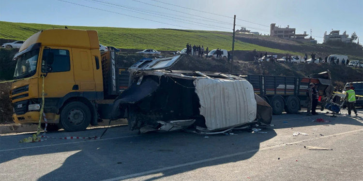 Hatay’da işçi servisi duran TIR’a arkadan çarptı; 6 ölü!