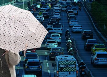 Hem Bayram Göçü Hem Sağanak! İstanbul'da Trafik Yine Kilit