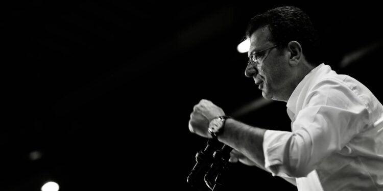 Hem demokrasiye hem de hukuka suikast yapılmıştır