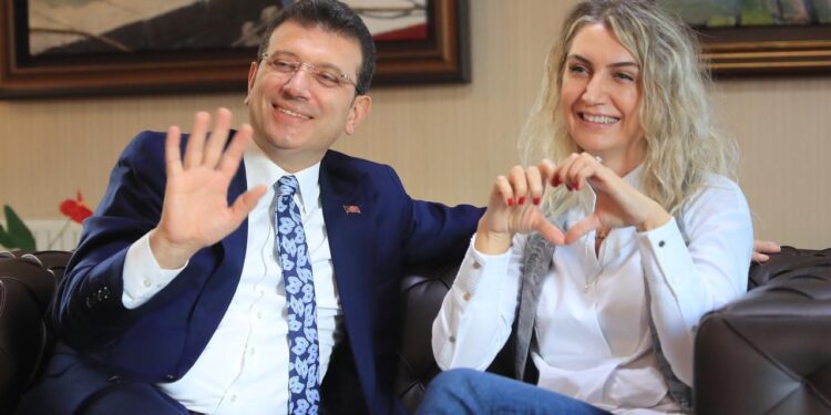 İBB Başkanı İmamoğlu'nun Gülerek Verdiği Yanıt Olay Oldu: 'Yerinize Dilek İmamoğlu mu Geçecek?'