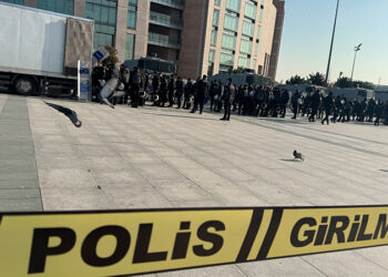 İmamoğlu adliyeye sevk edilmeden hemen önce, Çağlayan'a giden yollar kapatıldı; meydan polis ablukasına alındı