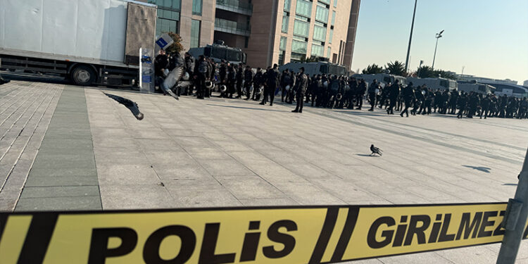 İmamoğlu adliyeye sevk edilmeden hemen önce, Çağlayan'a giden yollar kapatıldı; meydan polis ablukasına alındı