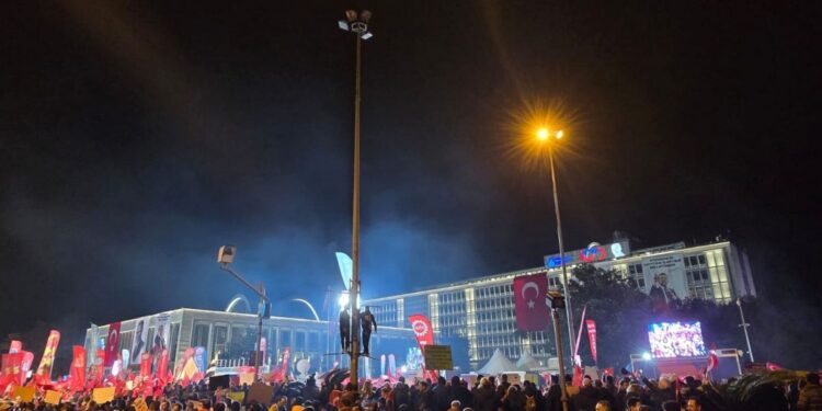İmamoğlu protestoları devam ediyor: Saraçhane'de 'boykot' çağrısı damga vurdu