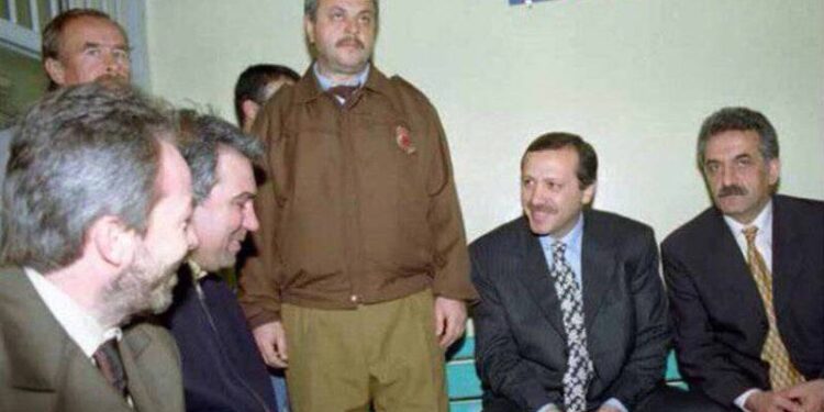 İmamoğlu’nun tutuklanmasına tepki göstermişti; Hüseyin Kocabıyık, AKP’den ihraç edildiğini Erdoğan’ın cezaevindeki fotoğrafıyla duyurdu