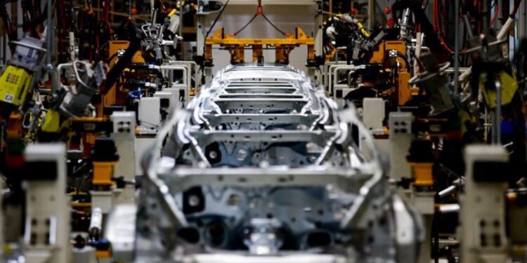 İngiltere'nin araç üretimi üst üste 12 aydır düşüşte!