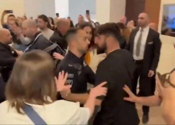 İsrail Meclisinde Arbede! Güvenlik Görevlileri ile Esir Yakınları Birbirine Girdi