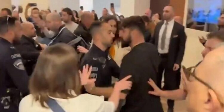 İsrail Meclisinde Arbede! Güvenlik Görevlileri ile Esir Yakınları Birbirine Girdi