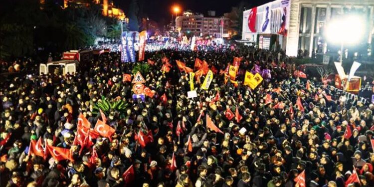 İstanbul, Eskişehir ve İzmir'de ev baskınları; gözaltılar var